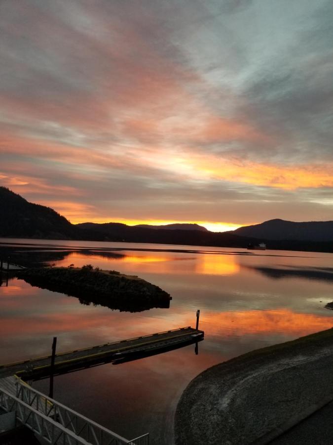 Oceanfront Suites At Cowichan Bay Exterior foto